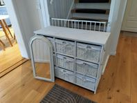 Nätt vit byrå med korgar + spegel