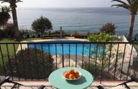 Lyxig Firstline lägenhet direkt vid havet centralt i Nerja