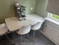 Vitt matbord med fyra stolar – stilrent och praktiskt!