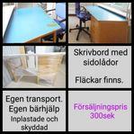 blått skrivbord.  med en sida lådor. 