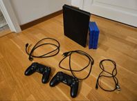 PS4 Slim , 2 Handkontroller , Mycket fint skick! 