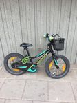 Sportig cykel med extra tillbehör – bra pris!”