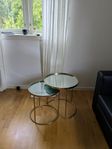 Två runda små sidobord