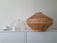 Två taklampor (bambu och akrylplast) från Ikea.  