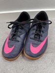 Fotbollsskor (inne) strl 34
