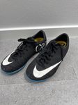 Fotbollsskor (inne) strl 31,5