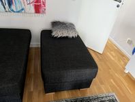 Hörnsoffa stor och pall köpt på Ekeby möbelaffär 