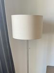 hög golvlampa i gott skick 