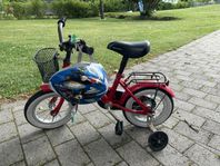 Barncykel med stödhjul och hjälm