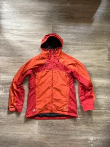 Orange trekkingjacka från Haglöfs