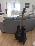 Akustisk gitarr inklusive axelband