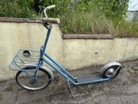 Klassisk sparkcykel / kickbike med fotstöd