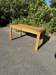 Stilrent träbord i massivt trä 53×102 cm, höjd 50 cm