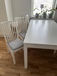 bord samt 6 stolar och 2 inläggesskivor