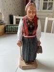 Träfigur kvinna i Bjursås dräkt av G. Kalles 2003