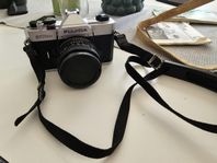 Gammal Fujica-kamera med blixt