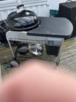 Weber kolgrill med bord , korg o underrede för förvaring.