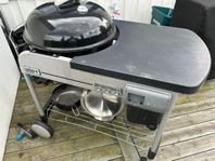 Weber kolgrill med bord , korg o underrede för förvaring.
