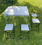 campingbord och 4 pallar.