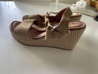 snygga moccaskor med kilklack