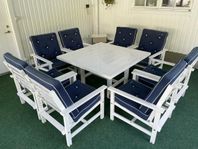 Fri form, matbord och åtta fåtöljer