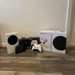 Xbox series s med två kontroller