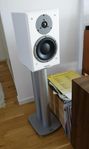 Dynaudio Emit M20 med Dynaudio Stativ