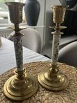 två mässingsljusstakar 