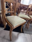 4 klassiska stolar i trä – elegant design!