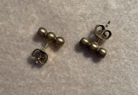 Roséfärgade studs