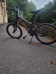 En 20'' cykel för yngre barn anpasad för grus och skog