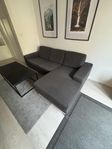 Grå 3-sitssoffa med divan