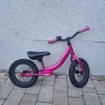 Balanscykel i fräck rosa metallic färg.