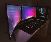 Dator (gaming) med 27” välvda skärmar