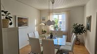 Kvadratiskt matsalsbord i glas med vitrinskåp + 8 stolar