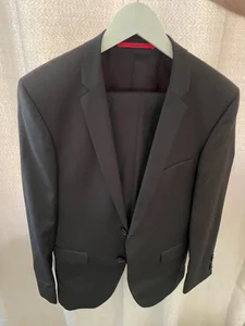 Svart Hugo Boss kostym i nyskick