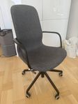 LÅNGFJÄLL Konferensstol med armstöd, Gunnared mörkgrå/s