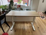 Skrivbord Mittzon och stol Fjällberget från IKEA 