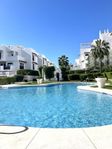 Solig radhuskänsla med privat trädgård i Estepona