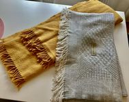 Plädar, beige och gul. 100kr. för bägge. Hämtas i Elised