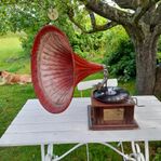Äldre Trattgrammofon / Vevgrammofon. 