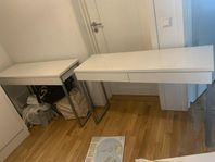 två sminkbord/ skrivbord 