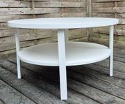 Runt vitt bord med hyllplan