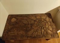 Handgjort hedniskt bord