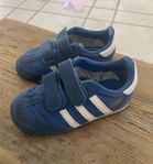sneakers / skor från Adidas strl 23