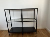  ⸻  Stilren byrå i svart metall och glas – nästan som 