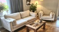 Soffa och stor fåtölj sammet beige / naturvit 