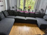 Stor mörkgrå soffa med två divaner 