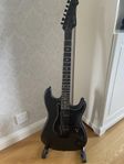En elgitarr och en elbas 