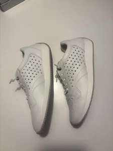 Vita sneakers med stjärnmönster från Ara